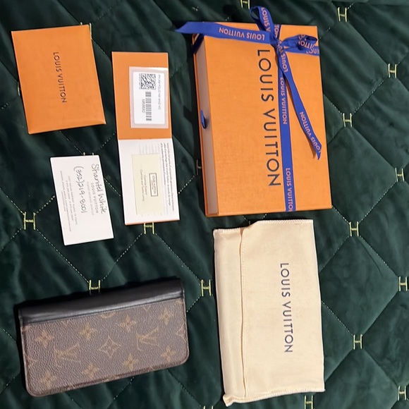 IPhone XM Folio NM MNG: IN BLACK, Gently Used! Authentic! - Picture 2 of 5